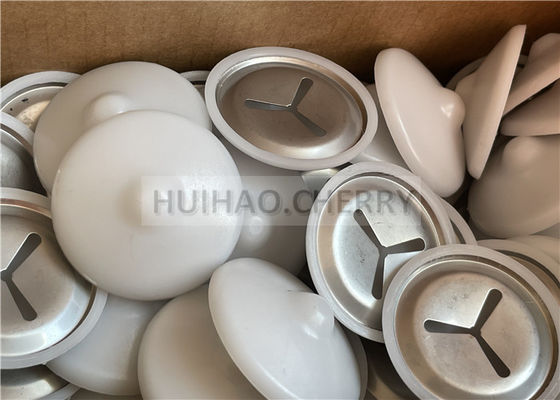 Звукоизоляционные клипсы из нержавеющей стали марки 304 с белыми поликапами, установленные на приварных штифтах CD, 38 мм