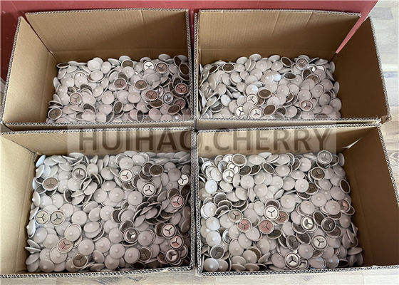 Звукоизоляционные клипсы из нержавеющей стали марки 304 с белыми поликапами, установленные на приварных штифтах CD, 38 мм