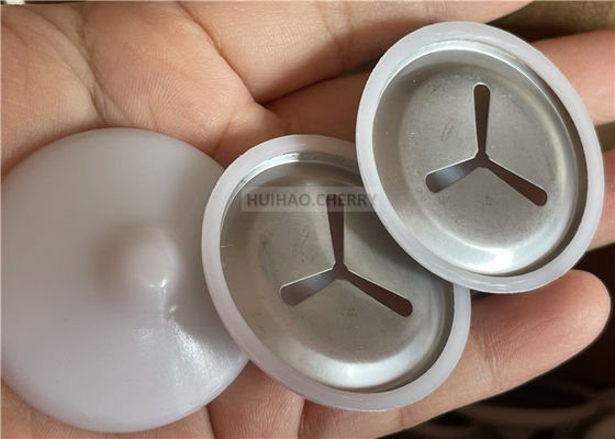 Звукоизоляционные клипсы из нержавеющей стали марки 304 с белыми поликапами, установленные на приварных штифтах CD, 38 мм